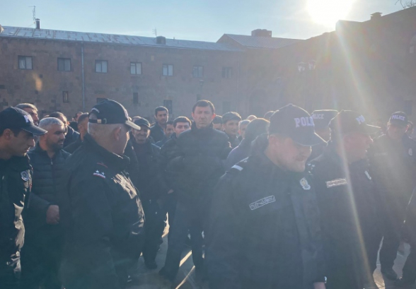 Թալինի քաղաքապետը աշխատանքային ժամին Մայր Աթոռում է (տեսանյութ)